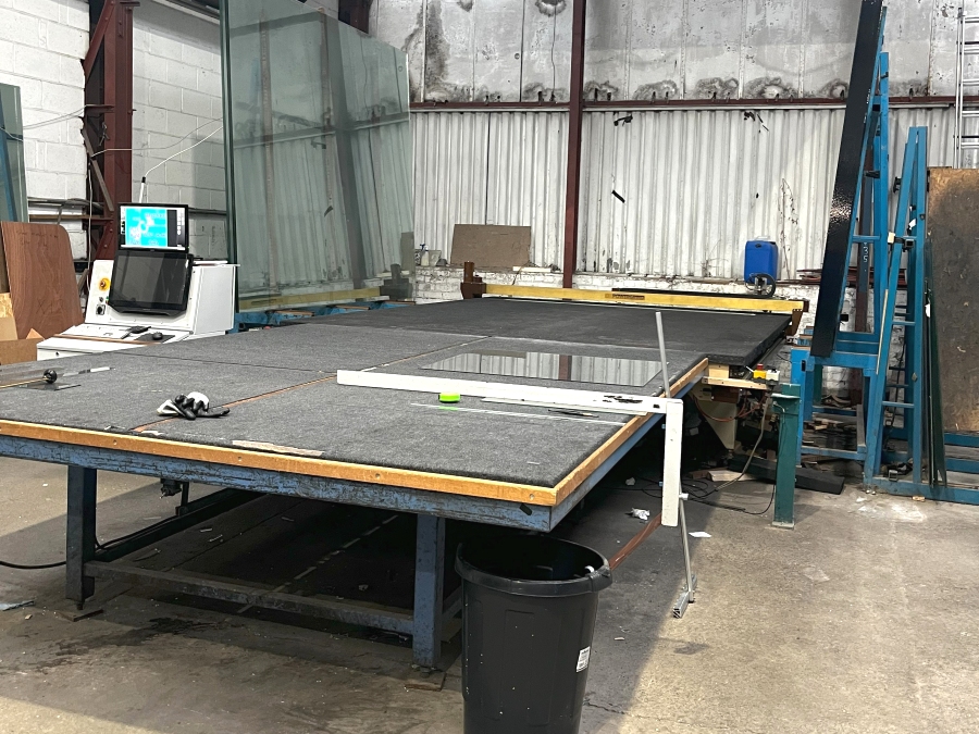 Auto glass cutting table - Photo 1