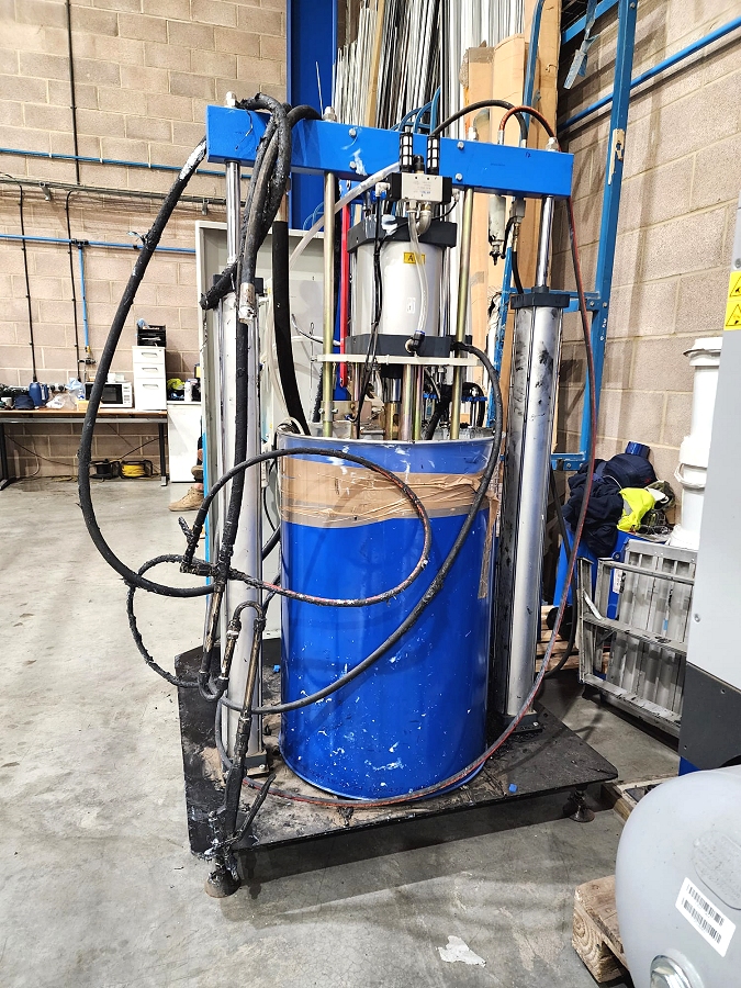 Sealant machine and compressor package for sale - Greater London Photo 2