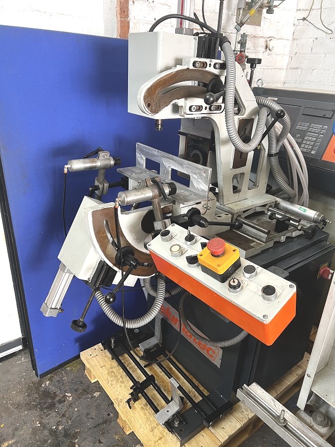 Elumatec WSF 76/00 automatic drainage router / slotter for sale - Photo 1